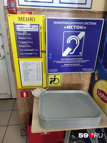 Рядом с подносами оставили мусор | Источник: Наталия Главатских / 59.RU
