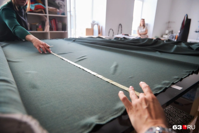 Инна и Анастасия работают вместе уже три года и понимают друг друга без слов | Источник: Роман Данилкин / 63.RU