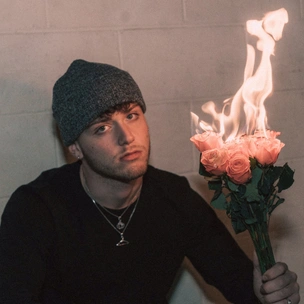 BAZZI выпустил дебютный альбом COSMIC