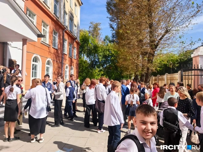 После линеек ребята расходятся с такими лицами, будто в школу завтра не надо | Источник: «ИрСити»