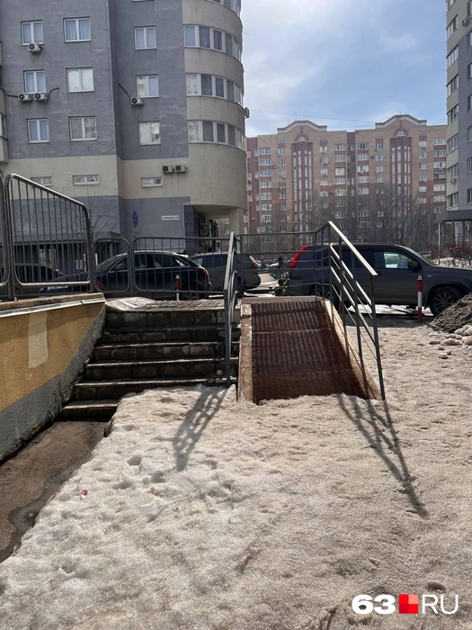 По этой лестнице можно спокойно пройти на площадку, тут никаких заграждений и ленточек | Источник: Александра Шувалова / 63.RU