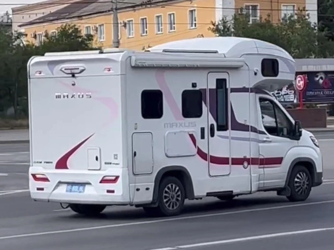 Дом на колесах благополучно продолжил движение на север Волгограда | Источник: читатели V1.RU