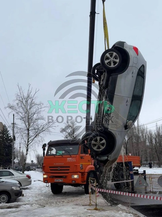 Эвакуатор тут не справился… | Источник: «Жесть Воронеж» / t.me/zhest_voronezh_136