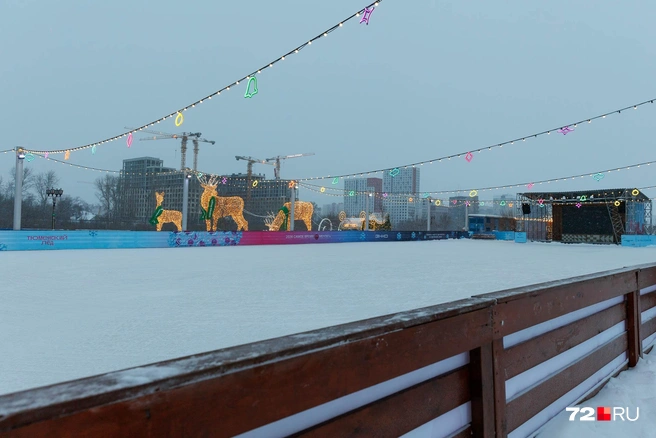 На катке пусто. Но во второй половине дня, уверены, здесь будет много людей  | Источник: Ирина Шарова / 72.RU