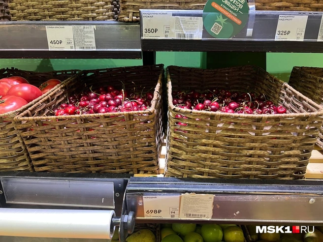 Во «Вкусвилле» килограмм черешни можно приобрести за 698 рублей | Источник: Елена Халматова / MSK1.RU