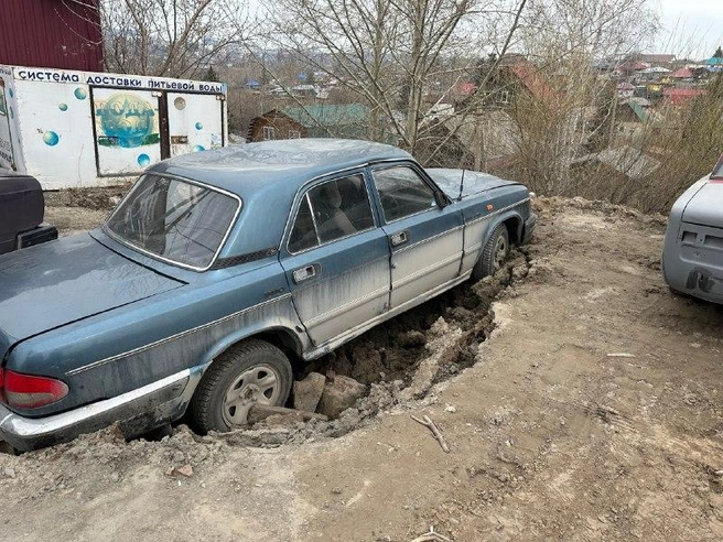 Автомобили стали уходить под землю | Источник: Читатель НГС Владислав