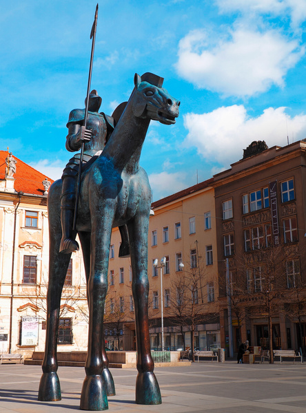 Ход конем: 13 впечатляющих и странных монументов с лошадьми