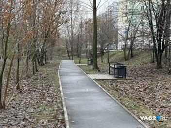 Обойти сквер за пару минут не составит труда. Тут особо нечем заниматься, кроме как ходить по квадрату | Источник: Сергей Петунин / YA62.RU