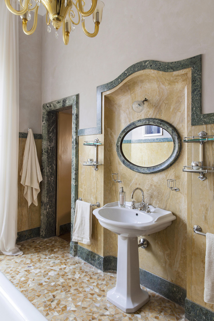 Обстановка ванной комнаты осталась неизменной со времен прежних хозяев, добавилась лишь люстра Ducale, Fendi Casa.