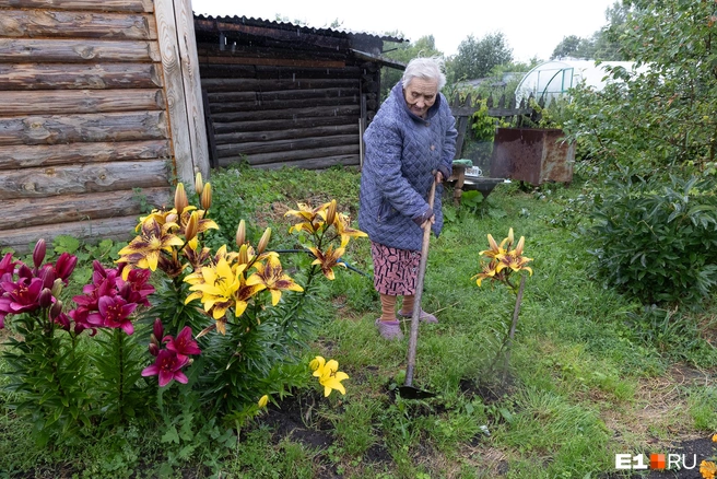 Пока полет траву, она обязательно напевает любимые частушки | Источник: Валерия Еленина / E1.RU
