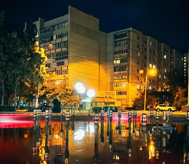 Ночной бульвар Энгельса по-своему прекрасен | Источник: Юлия Воропаева / Vk.com