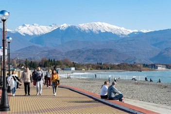 «Апатия какая-то. Тупо смотрю на море. А сирены поорут и перестанут». Как отдыхающие в Сочи переживают атаки БПЛА