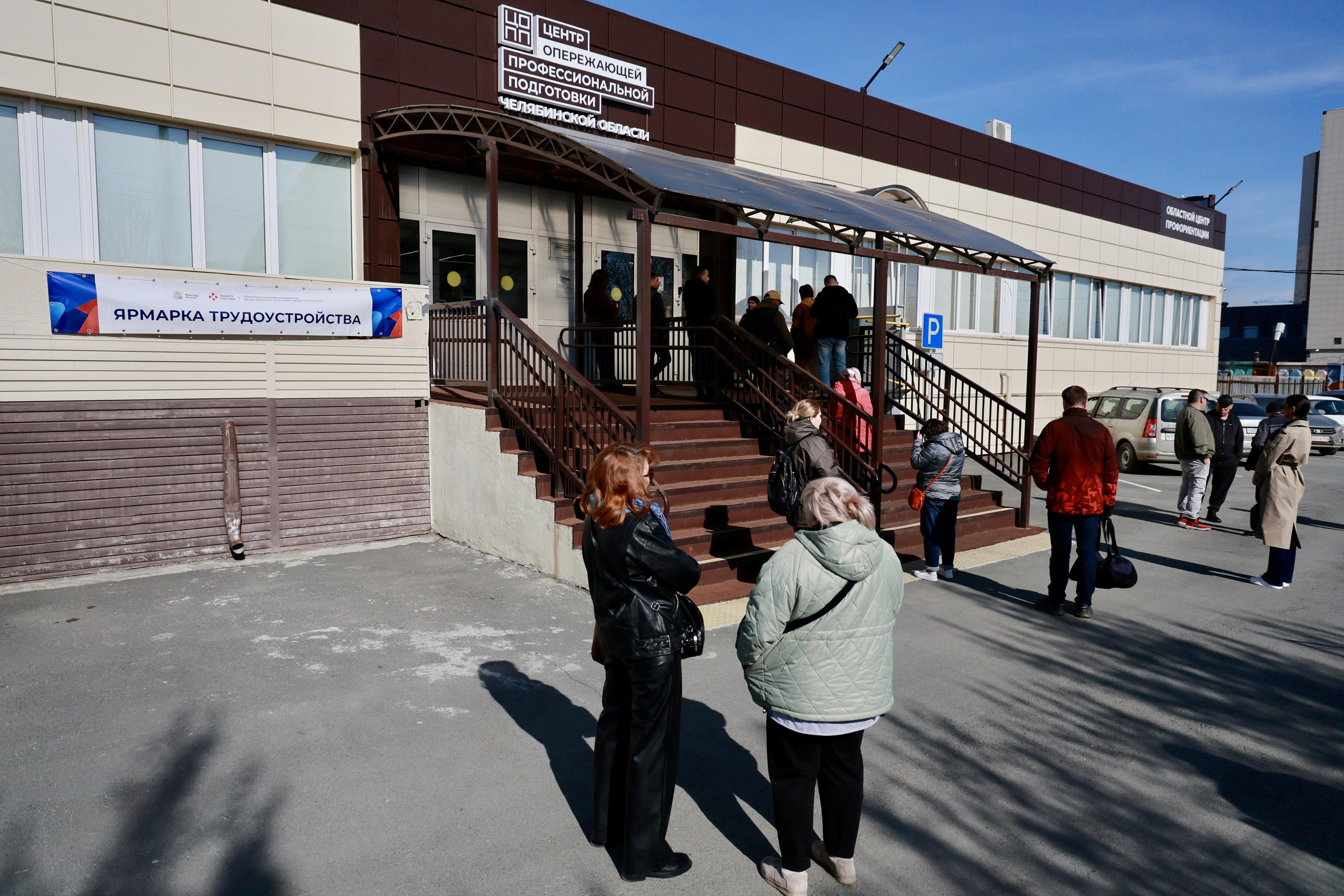 «27 тысяч на руки»: где в Челябинске ищут работников на «минималку» — эксперимент