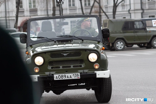 На репетиции проверили автомобили, на которых будут выезжать принимающие парад | Источник: Даниил Конин / ИА «ИрСити»