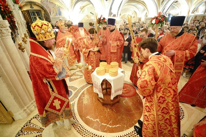 После службы в храме освятили артос&nbsp;— особый хлеб, ставший прообразом кулича | Источник: Челябинская митрополия / Vk.com
