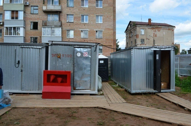 Обязательное условия — огражденная бытовка | Источник: Группа Рязанского фонда капремонта «Вконтакте»