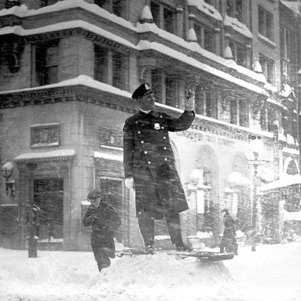 Полицейский регулирует движение во время метели | Источник: Hum Historical/via Legion Media