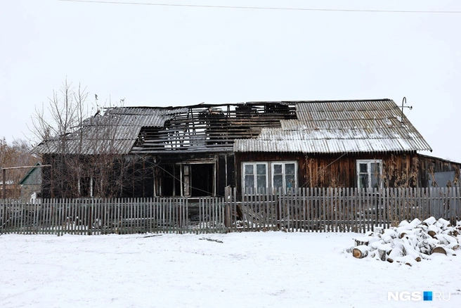 Одна часть дома уничтожена почти полностью&nbsp;— вторая уцелела | Источник: Александр Ощепков / NGS.RU