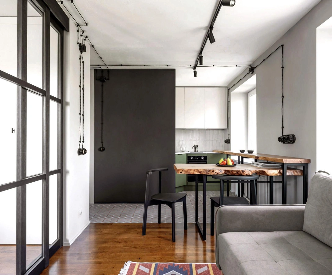 Вид на кухню. Напольная плитка, Marazzi Italy. Паркетная доска, Tarkett. Столешница из карагача выполнена на заказ по эскизам дизайнера. Стулья, Zanoza. Электрика, Interior Electric. | Источник: Натали Герц. Стиль: Мария Чек