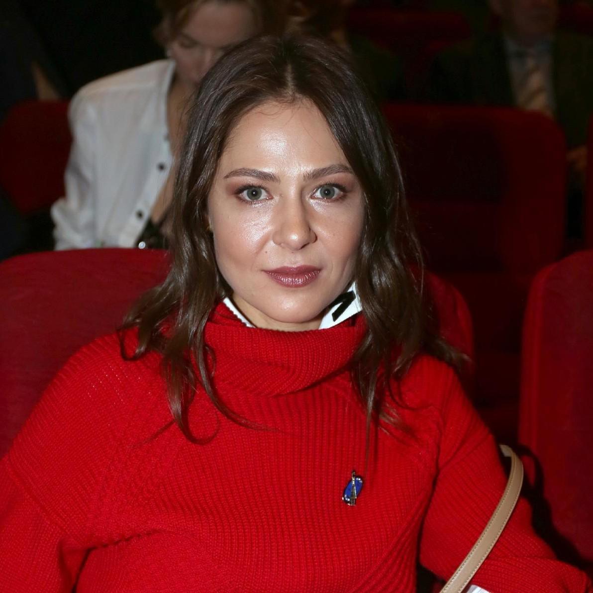 Висит даже облегающая водолазка: 45-летняя Елена Лядова испугала чрезмерной худобой