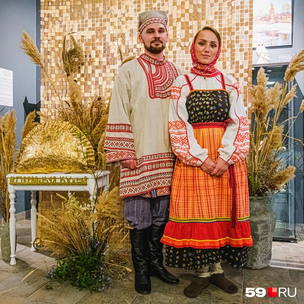 На презентации сделали фотозону с огромным золотым посикунчиком | Источник: Тимофей Калмаков / 59.RU