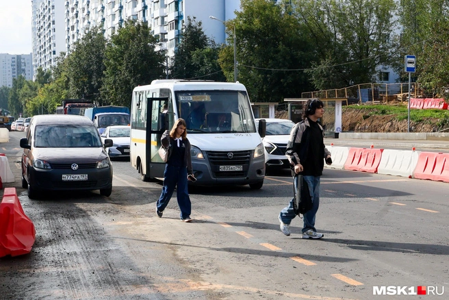 Пассажирам некуда выходить на Липецкой улице из-за перекрытых дорог и тротуаров | Источник: Артем Устюжанин / MSK1.RU