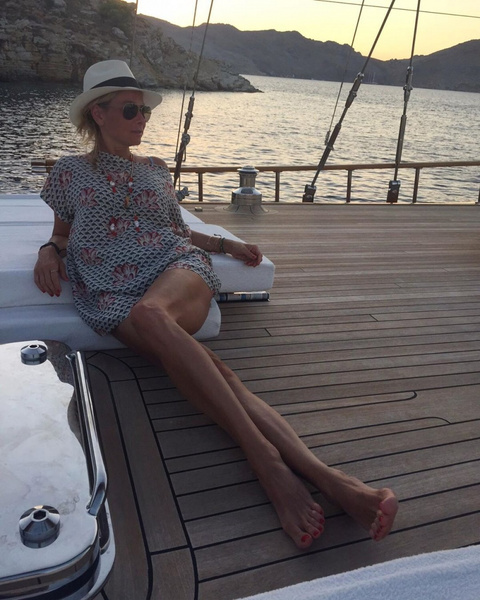 Мини-шорты эффектно подчеркнули точеные ноги 46-летней Юлии Высоцкой