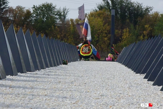 Каменные пирамидки привезли на погост в сентябре | Источник: Роман Данилкин