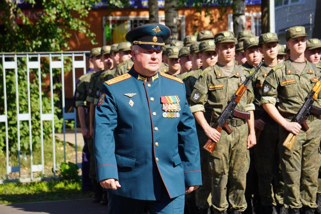 Начальник ВУЦ, полковник Виталий Голышев поздравил курсантов с принятием присяги | Источник: Денис Загайнов