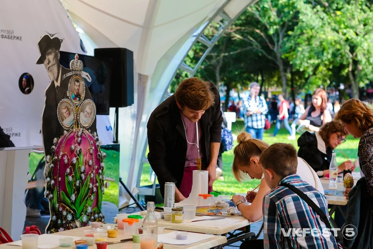 Мемы на коврах, локации для косплейщиков и фото из прошлого: что VK Fest готовит для своих гостей?