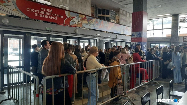 «Некоторые — по фану». В иркутском дворце спорта «Труд» столпилась очередь на кастинг шоу «Ну-ка, все вместе!» | Источник: Виктор Лучкин / IRCITY.RU