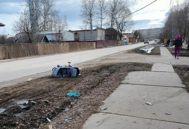 В Кудымкаре водитель на большой скорости сбил коляску с двухлетним ребенком | Источник: Местный житель, «Парма-Новости»