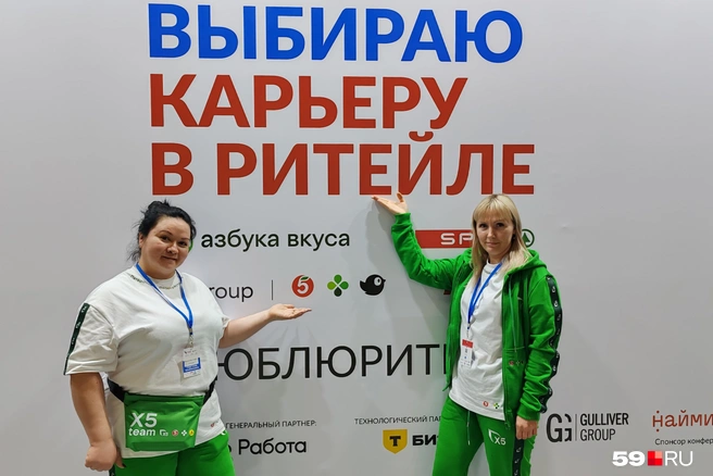 Альфия (слева) и Ольга вместе работают в магазине и вместе приехали на чемпионат | Источник: Марина Кузнецова / 59.RU