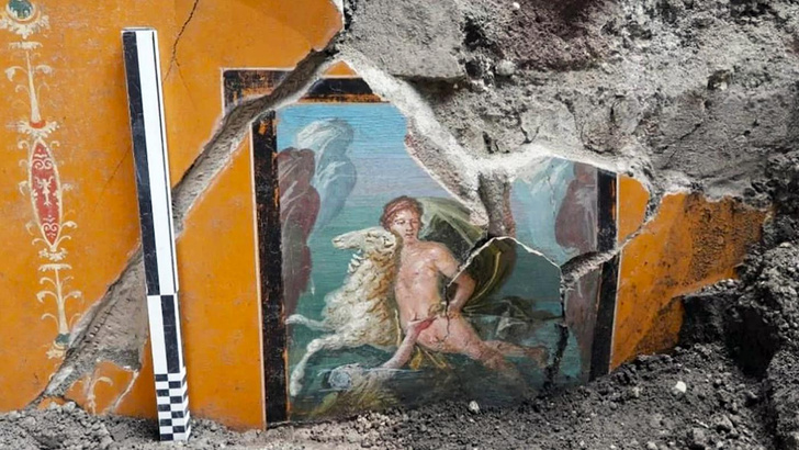 Обнимая златорунного барана: в Помпеях нашли еще одну прекрасно сохранившуюся фреску