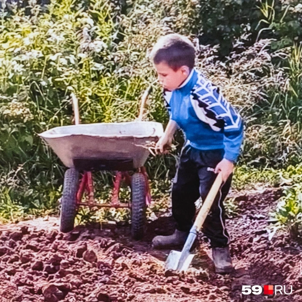 Маленький помощник | Источник: Тимофей Калмаков / 59.RU; архив семьи Коняевых