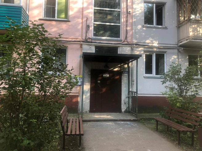 Девочка любила проводить время у открытого окна | Источник: СК по Алтайскому краю