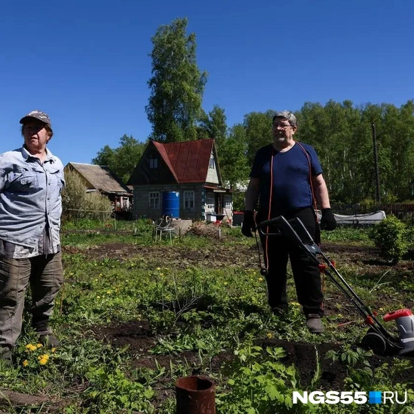 Пока одни ходят по лужам, их соседи уже пашут участки под грядки | Источник: Евгений Софийчук / NGS55.RU