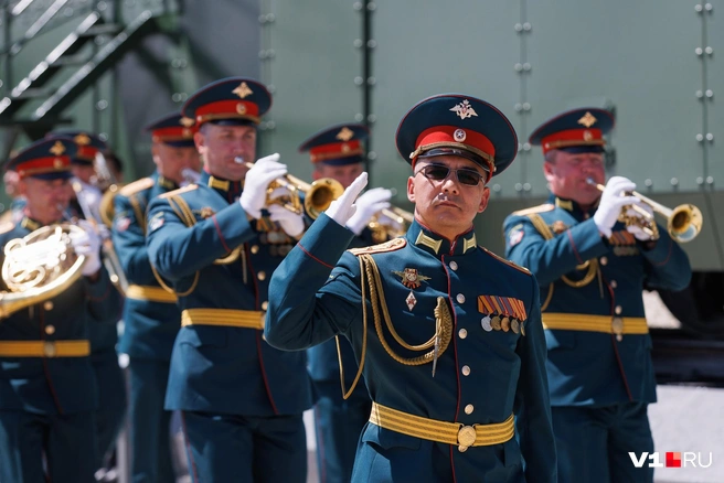 Военный оркестр на таких церемониях — неизменный атрибут | Источник: Алексей Волхонский / V1.RU