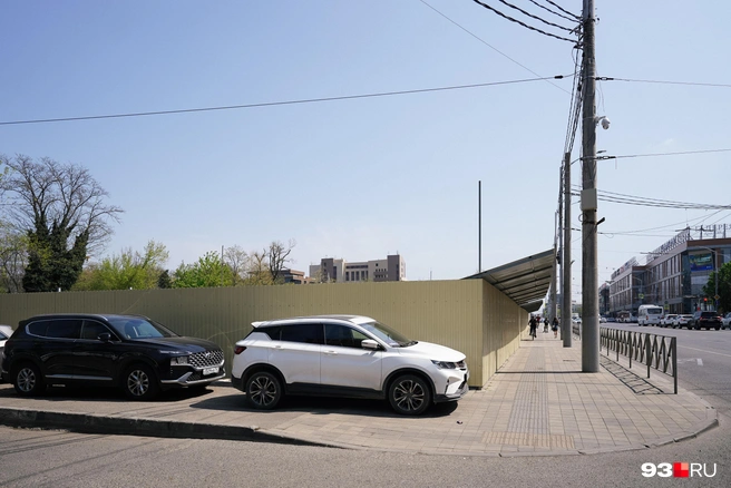 Территорию огородили забором | Источник: Дарья Паращенко / 93.RU