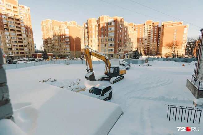 Скоро техники тут станет гораздо больше. За разбором зданий будут наблюдать жители окрестных домов: у них, как говорится, билеты на лучшие места | Источник: Ирина Шарова / 72.RU 