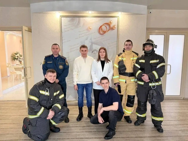 Пожарные устроили тревогу в загсе, чтобы поздравить коллегу | Источник: ЗАГС Свердловской области