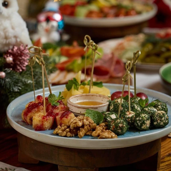 Повара готовят с любовью к гостям | Источник: «Дружба»