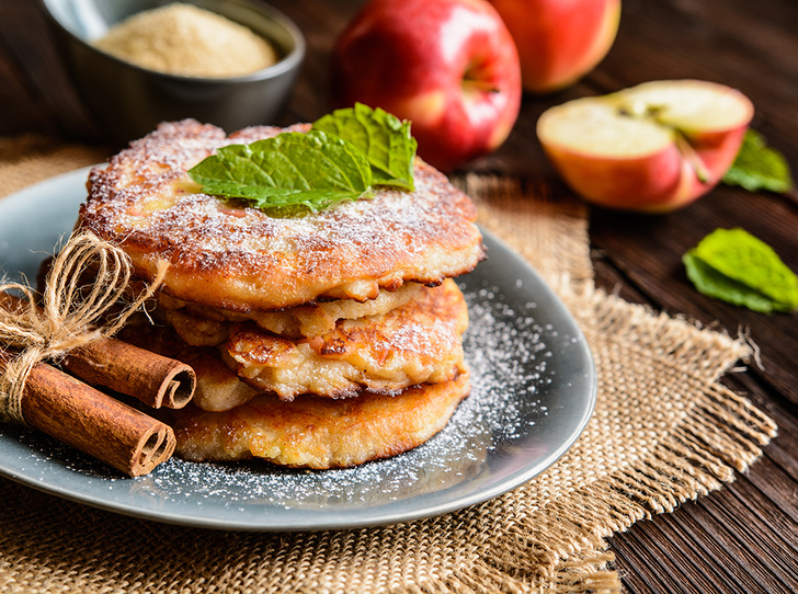 Рецепты осени: творожные оладьи с яблоками