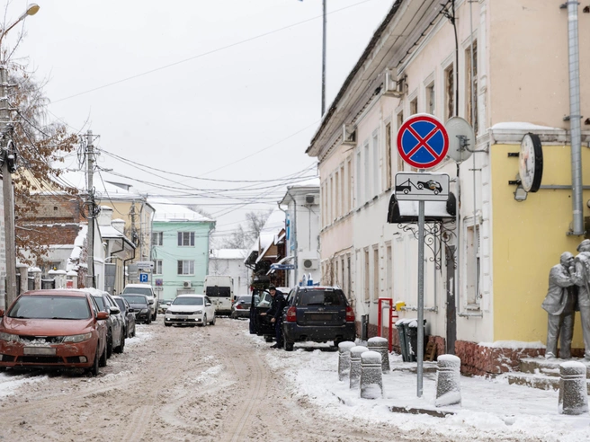 В Революционном проезде, где стоянка запрещена, водители продолжают оставлять автомобили. | Источник: Артем Бауман / 76.RU