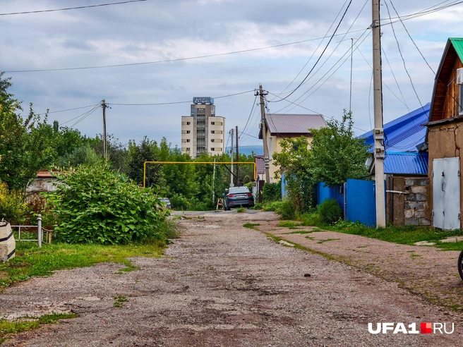 Башня вокзальной гостиницы видна из частного сектора | Источник: Булат Салихов / UFA1.RU