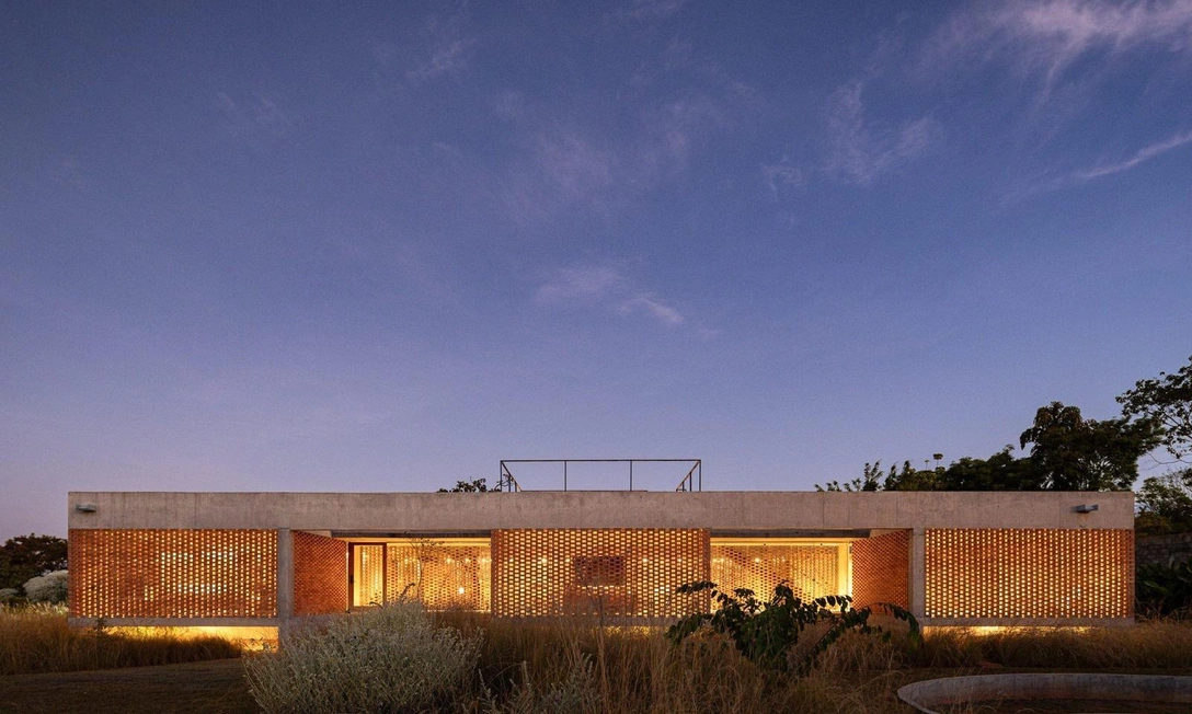 Кирпич, бетон и сквозняк: дом в Бразилии, который дышит через стены | Источник: Джоана Франка