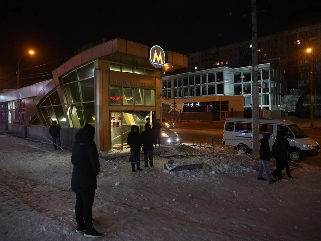 Подход к станции метро огорожен сигнальной лентой. | Источник: Александр Ощепков / NGS.RU