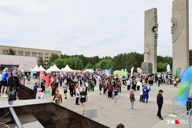 Стартовый городок развернули перед памятником Курчатову  | Источник: Михаил Шилкин
