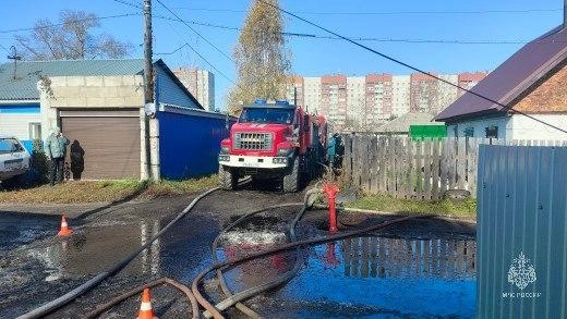 Для устранение огня понадобилось три десятка пожарных | Источник: пресс-служба МЧС Алтайского края