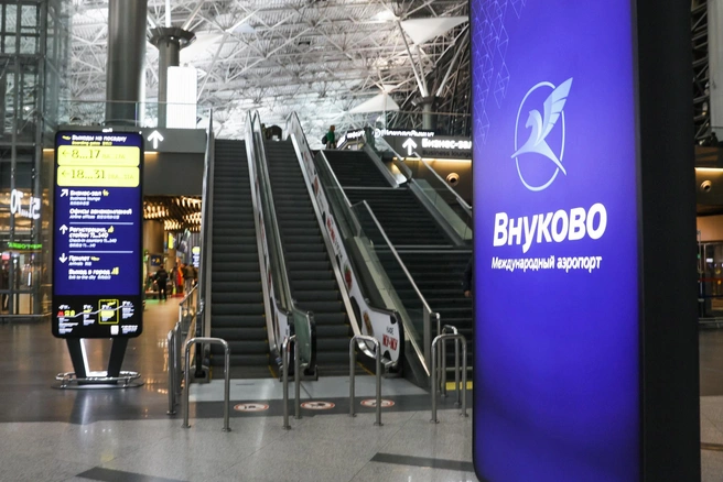 «Дети в летней одежде, ничего возмещать не будут». Туристов из Петербурга высадили во Внуково из-за атак БПЛА | Источник: Артем Устюжанин / MSK1.RU